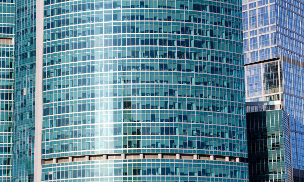 在阳光明媚的秋日，莫斯科摩天大楼的窗户图片下载