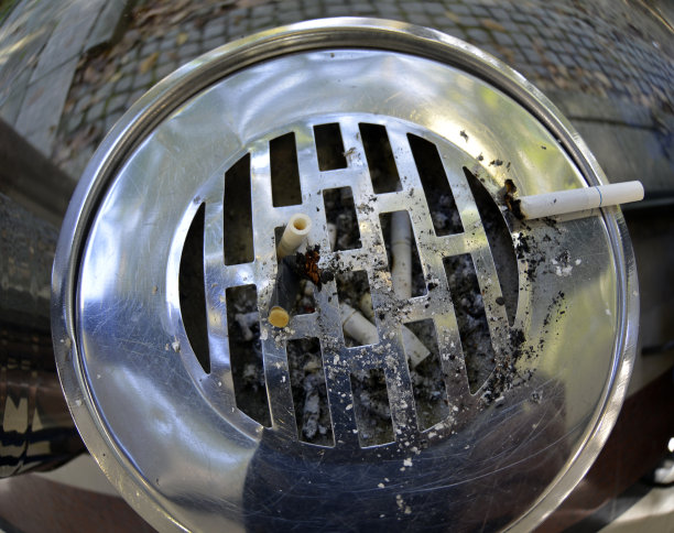 烟灰缸里装满了泡菜图片下载