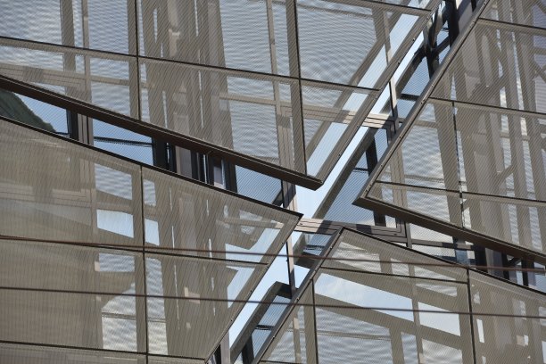 现代立面的细节，由玻璃和钢铁制成，作为背景图片下载