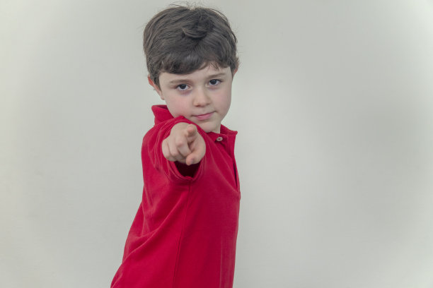 一个六岁的孩子对着镜头图片下载