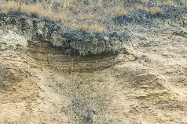 这是悬崖上一层土和粘土的自然照片图片下载
