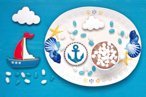 海洋主题的静物。美味的饼干，可可和棉花糖图片下载