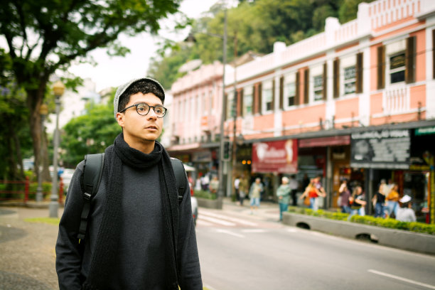 年轻的我走在街上图片下载