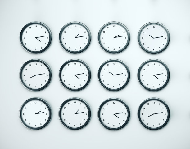 许多钟在白色的墙上。图片下载