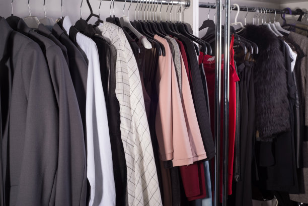 衣架工作室设计师服装店。特写的不同的妇女的服装图片下载