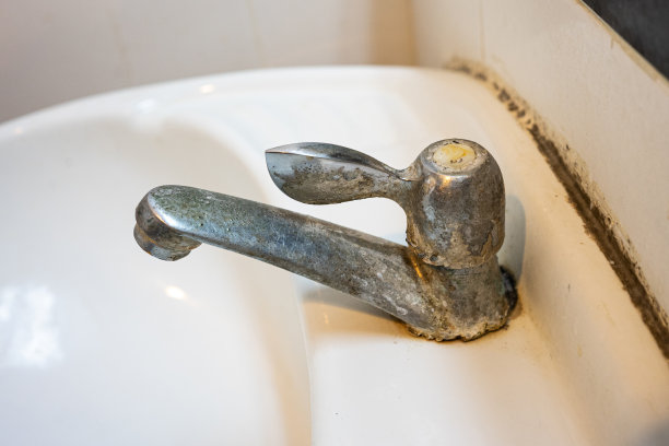 洗脸盆上生锈的旧龙头需要更换图片下载