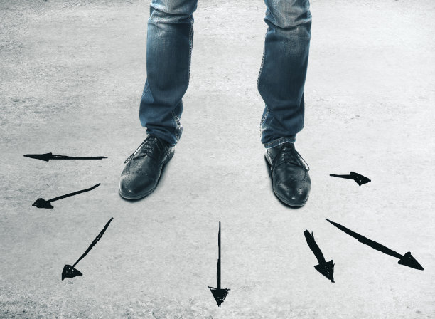 脚和商人站在箭上图片下载