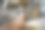 男人脚上灰色运动鞋放松在沙发上图片下载