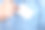 年轻商人从一件蓝色格子衬衫中挑选名片的特写照片图片下载