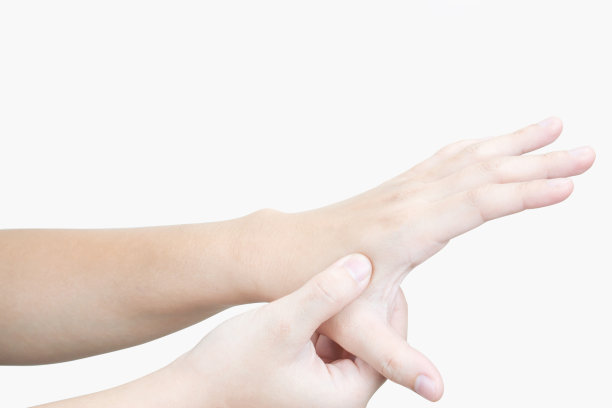 亚洲人正在按摩一只疼痛的手。孤立的背景。图片下载