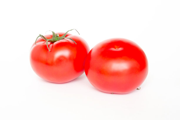 一个成熟的红番茄，在白色的背景上有孤立的水滴，消失了。前视图。图片下载