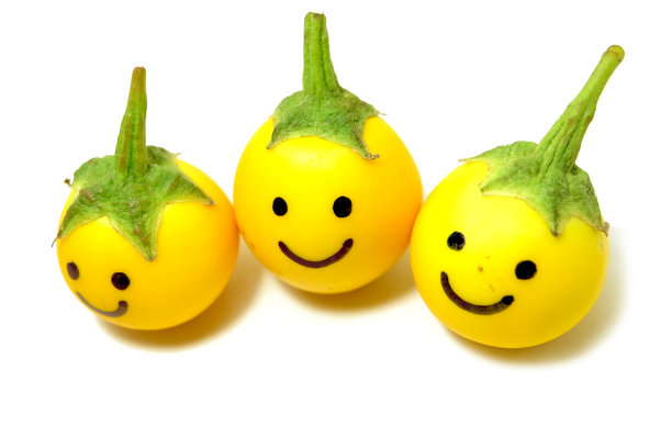黄茄子用脸隔离情绪。鲜泰国茄子或茄子类蔬菜，白色背景纹理。饮食设计。图片下载