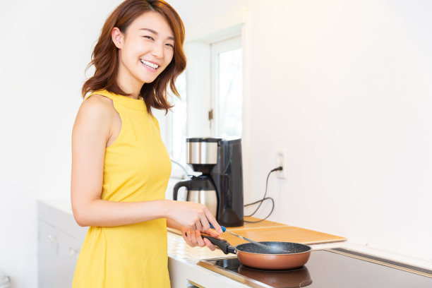 在厨房里做饭的亚洲妇女图片下载