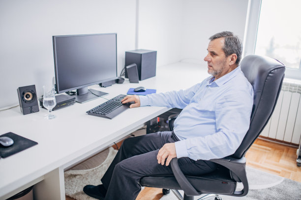 一位资深商人在办公室里使用电脑图片下载