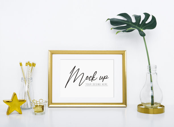 金色框架模型与花瓶和对象的室内装饰。把你的作品放好。图片下载