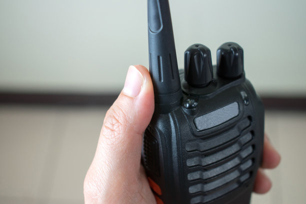 用无线电通讯接近手。图片下载