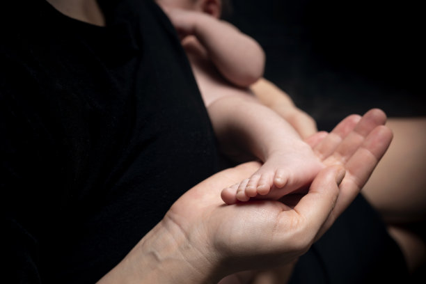 妈妈手里拿着婴儿的脚图片下载