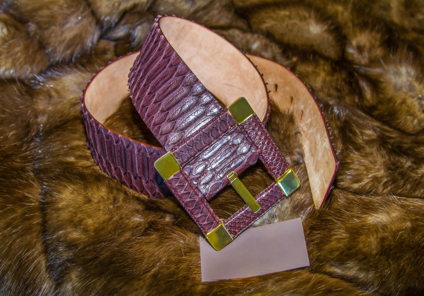 蟒蛇皮带上的背景豪华皮草图片下载