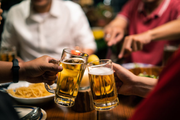 一群亚洲人在家里举行晚宴并喝啤酒。图片下载