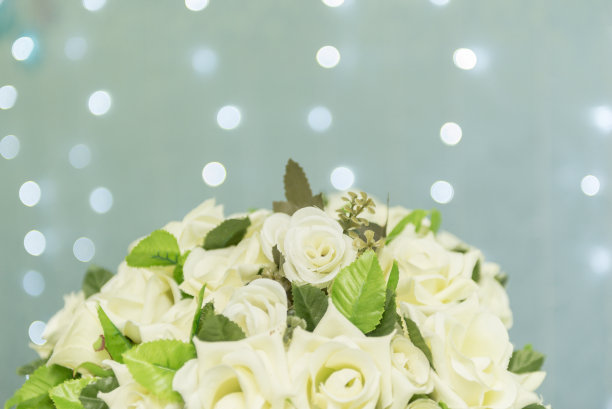 裁剪照片蛋糕显示细节美妙的蓝色和紫色生日派对蛋糕装饰雪花。两层蛋糕在蓝色背景和不聚焦的灯光。Studio photo with selective focus图片下载