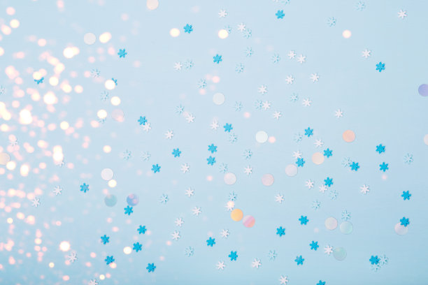 蓝色背景上的雪花五彩纸屑图片下载