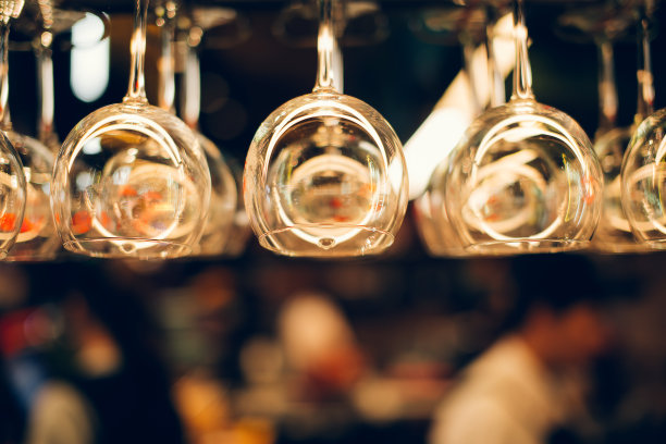 空酒杯盛酒图片下载