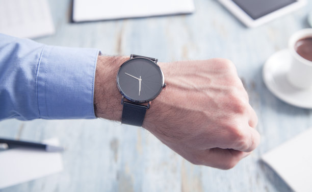 商人在办公桌上展示手表。图片下载