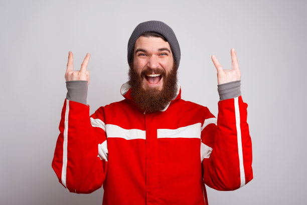 惊奇的登山者在冬天的衣服显示岩石姿态的照片图片下载