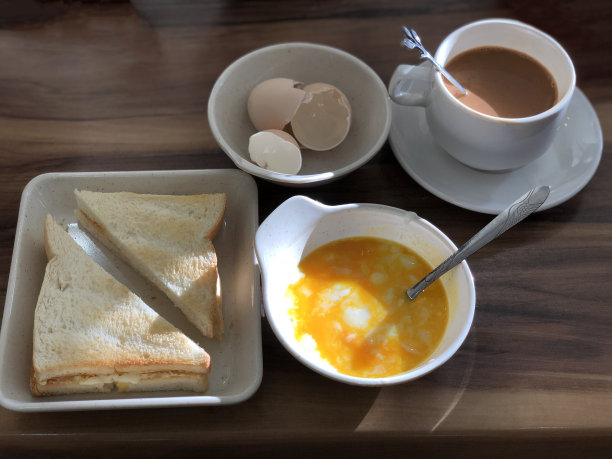 早餐有半煮鸡蛋，卡亚吐司面包和咖啡图片下载