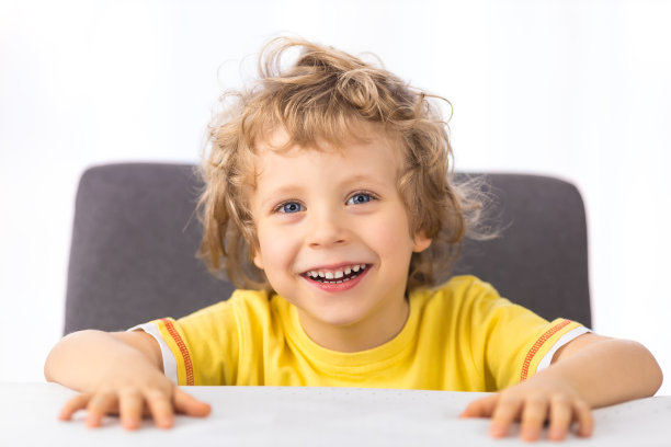 3岁的快乐的孩子在桌子旁图片下载