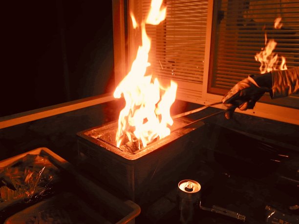 烧烤工具着火了。图片下载