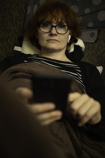 一个在家里使用智能手机的女人图片下载