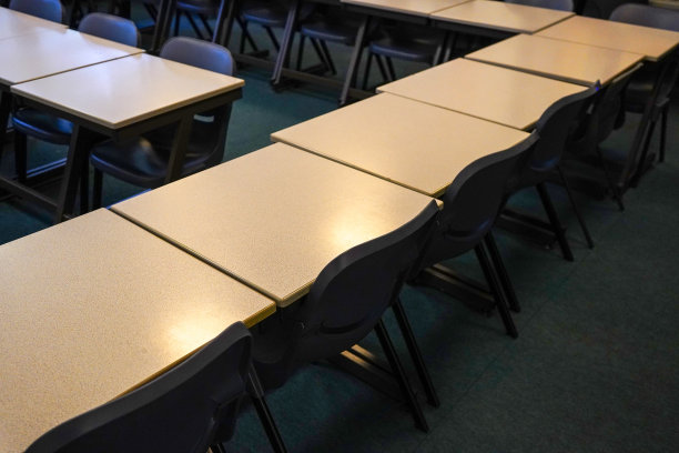 教室里有课桌和椅子图片下载