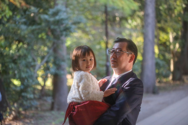 日本父亲抱着女儿在志一去桑庆祝图片下载