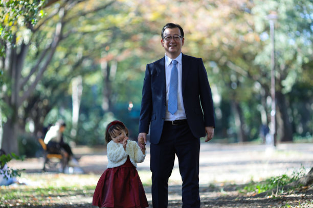 日本父母和他们的女儿在志一去桑庆祝图片下载