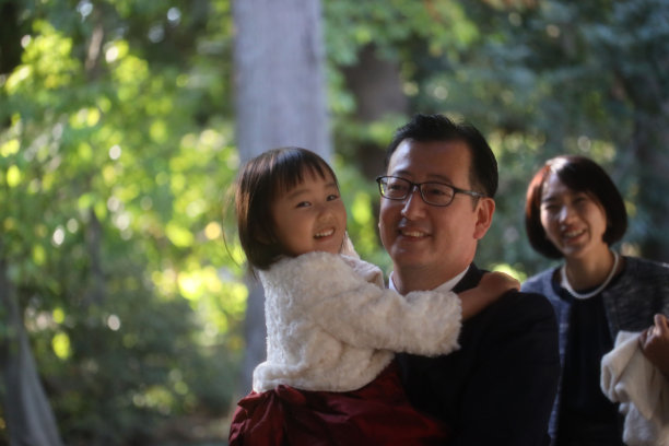 日本父亲抱着女儿在志一去桑庆祝图片下载