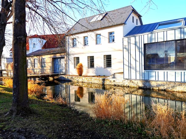 房子在一个水镜子图片下载