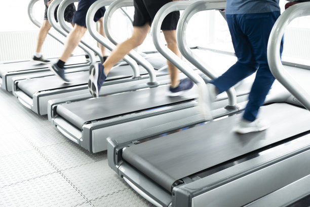 健身房镜头-人们在机器上跑步，跑步机上运动模糊图片下载