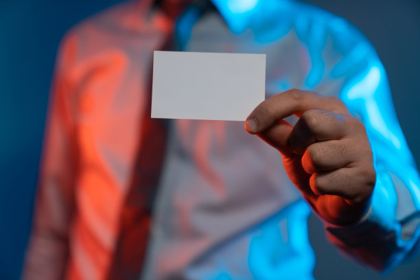 男人手持空白卡片的样机模板素材照片图片下载