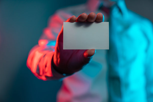 男人手持空白卡片的样机模板素材照片图片下载