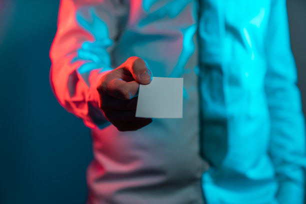 男人手持空白卡片的样机模板素材照片图片下载