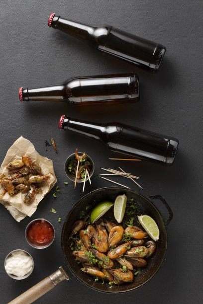 啤酒和炸虾在黑暗的背景图片下载