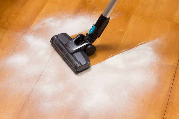 吸尘器刷清洁面粉地板图片下载