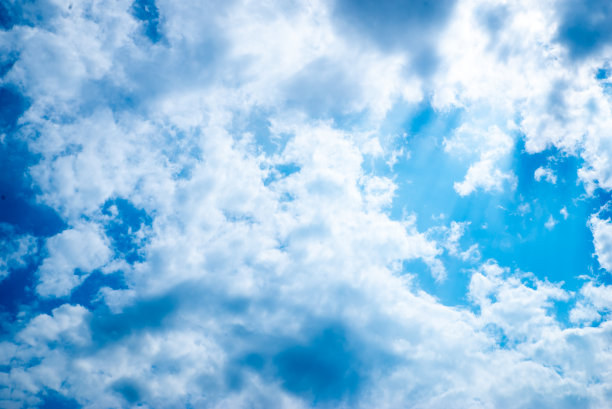 蓝天上美丽的白云。天气晴朗。自然背景。中间的一天。图片下载