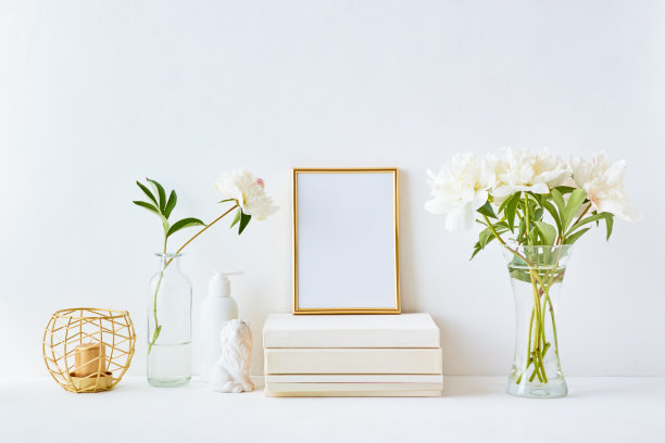 家庭内部装饰元素。金框，白牡丹花瓶，室内装饰图片下载