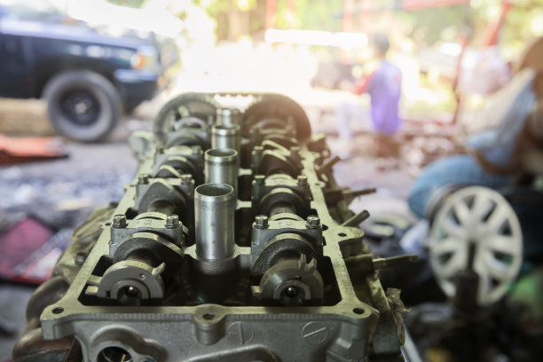 汽车发动机零件在汽车修理厂。图片下载