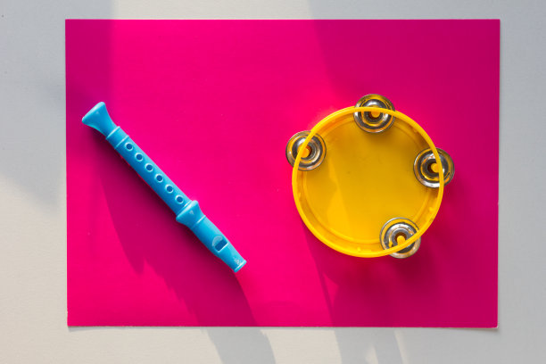 顶视图的手鼓和烟斗在粉红色的背景图片下载