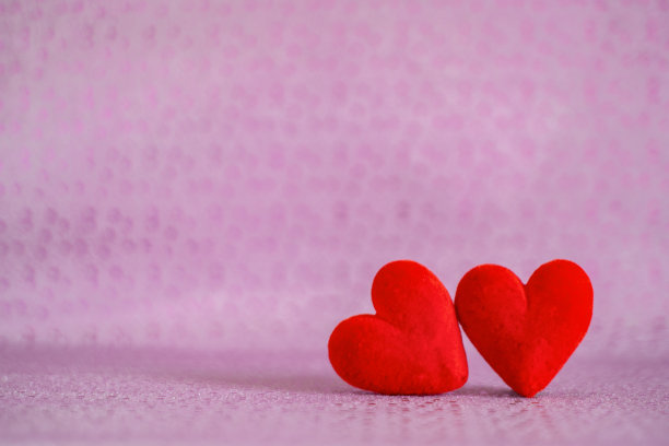 配饰装饰情人节节日背景概念。必备物品彩色红色情侣形状的现代粉色墙纸。空白空间模拟创意设计。图片下载