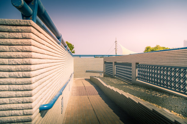 通往阿布扎比滨海路人行地下通道的路图片下载