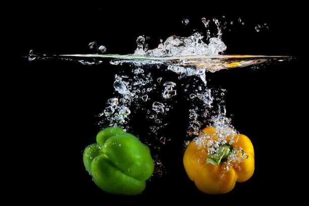 黄椒和青椒落入水中，溅起水花图片下载